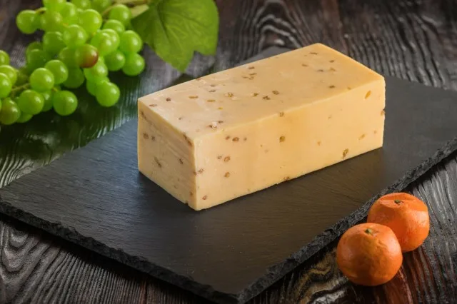 СЫР ЛАКОМЫЙ КУСОЧЕК С ПАЖИТНИКОМ 45% 1КГ